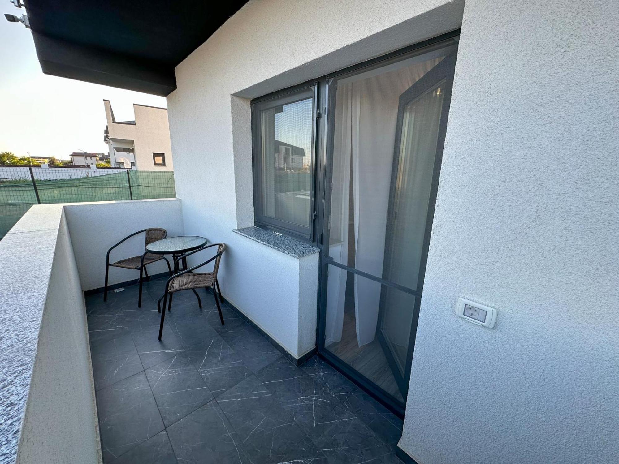 Zim Family Airport Apartment Otopeni Luaran gambar