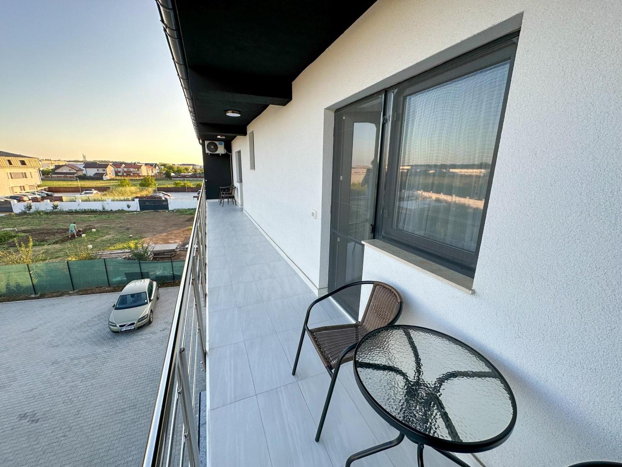 Zim Family Airport Apartment Otopeni Luaran gambar