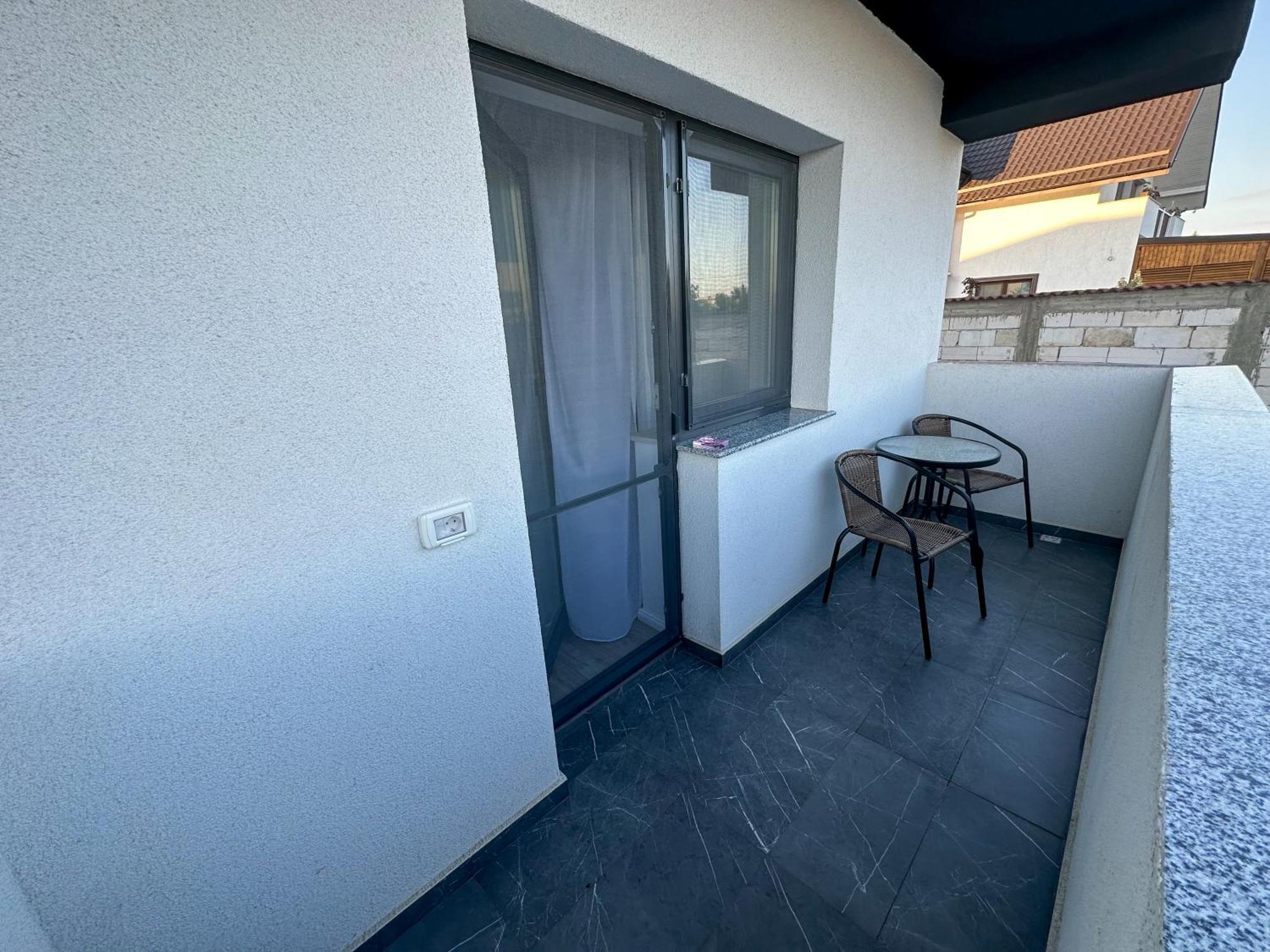 Zim Family Airport Apartment Otopeni Luaran gambar