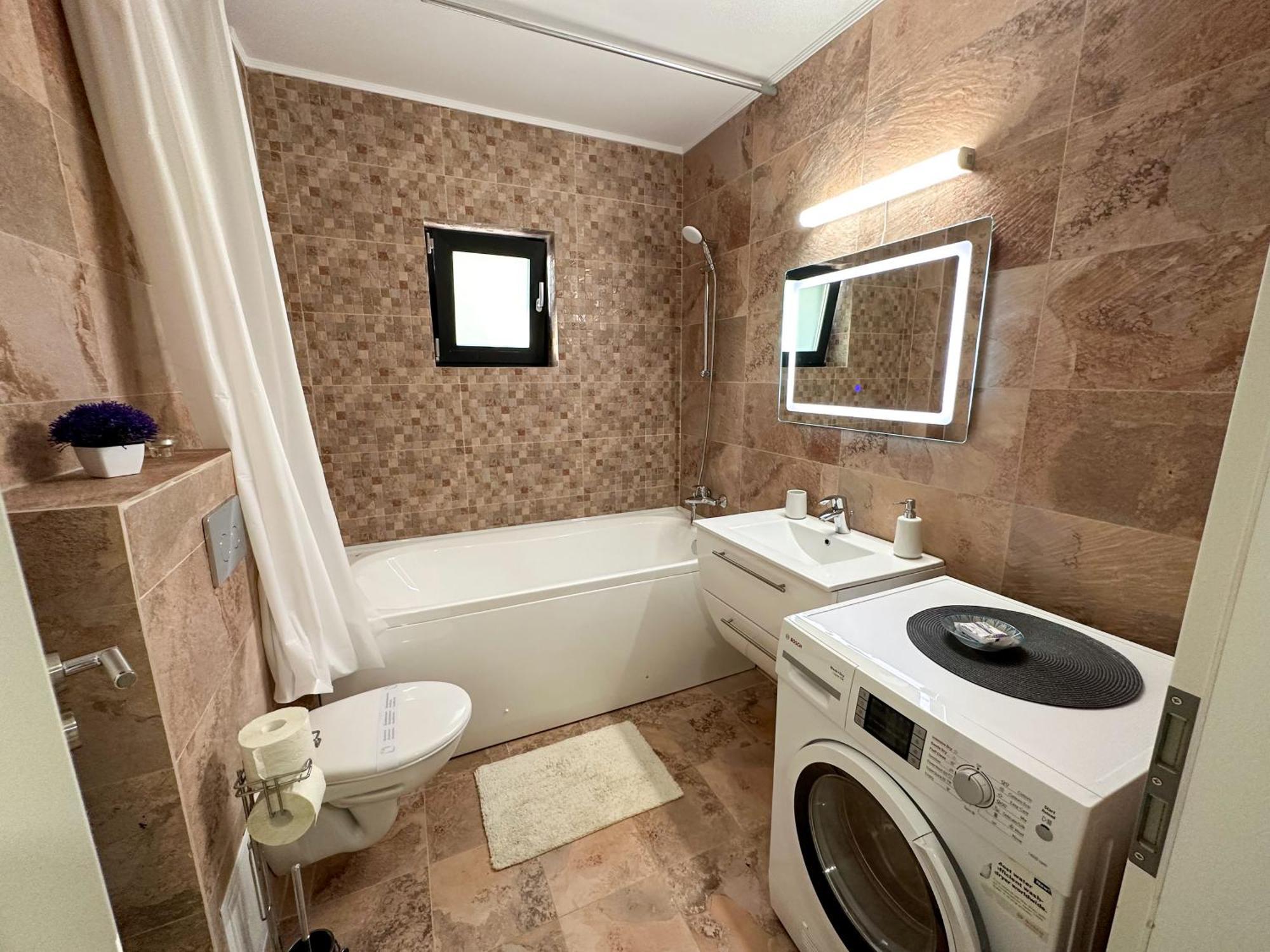 Zim Family Airport Apartment Otopeni Luaran gambar